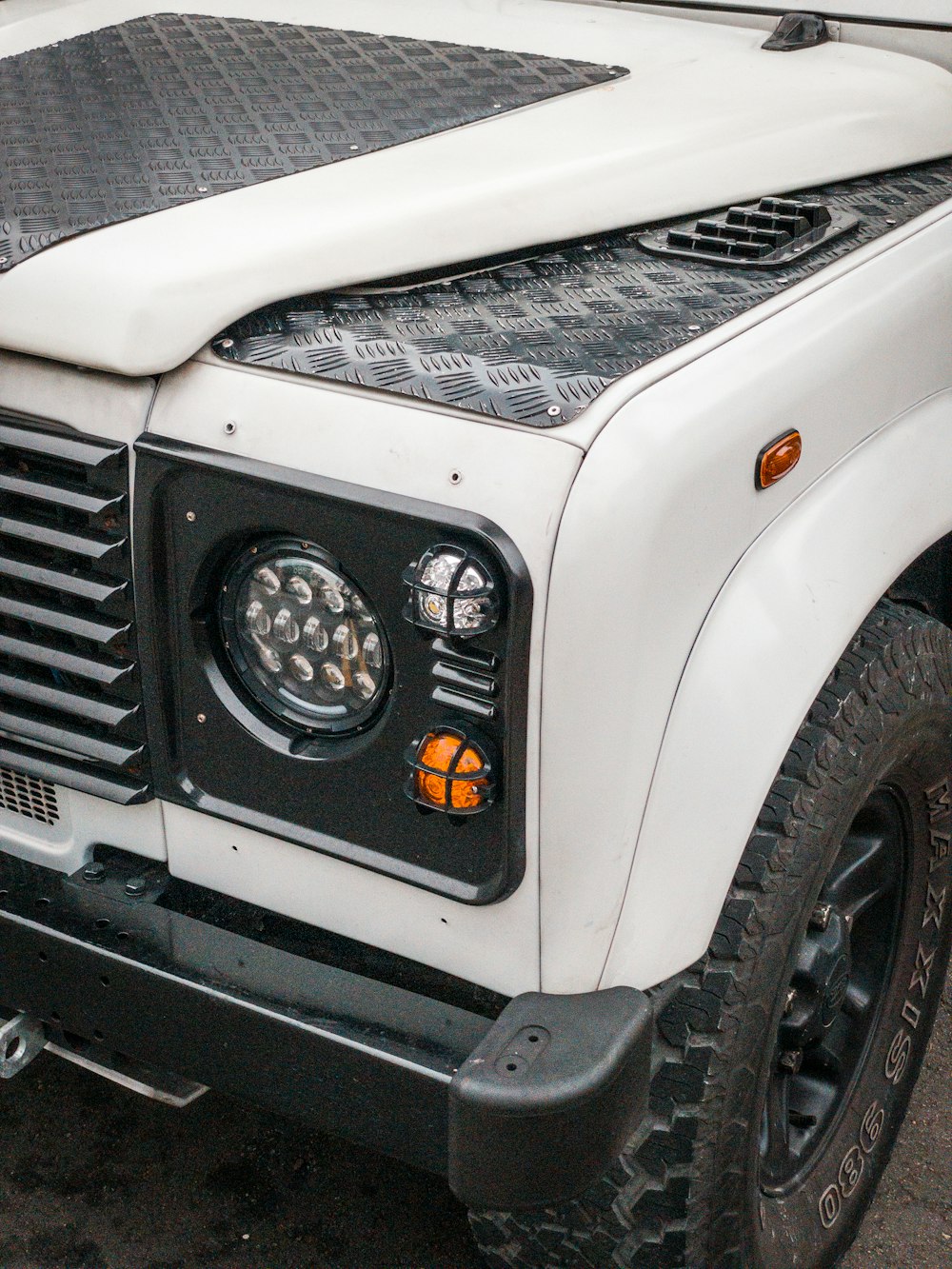 white and black jeep wrangler