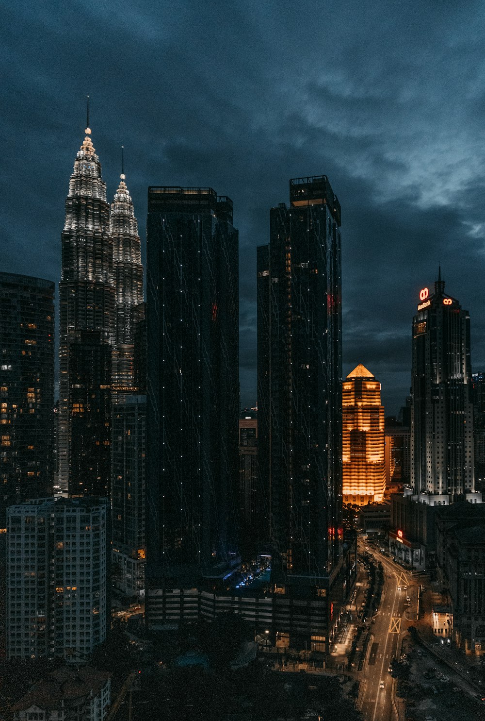 Edificios de la ciudad bajo un cielo gris nublado durante el día