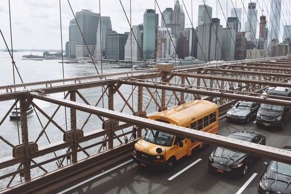 Gelber Van tagsüber auf der Brücke