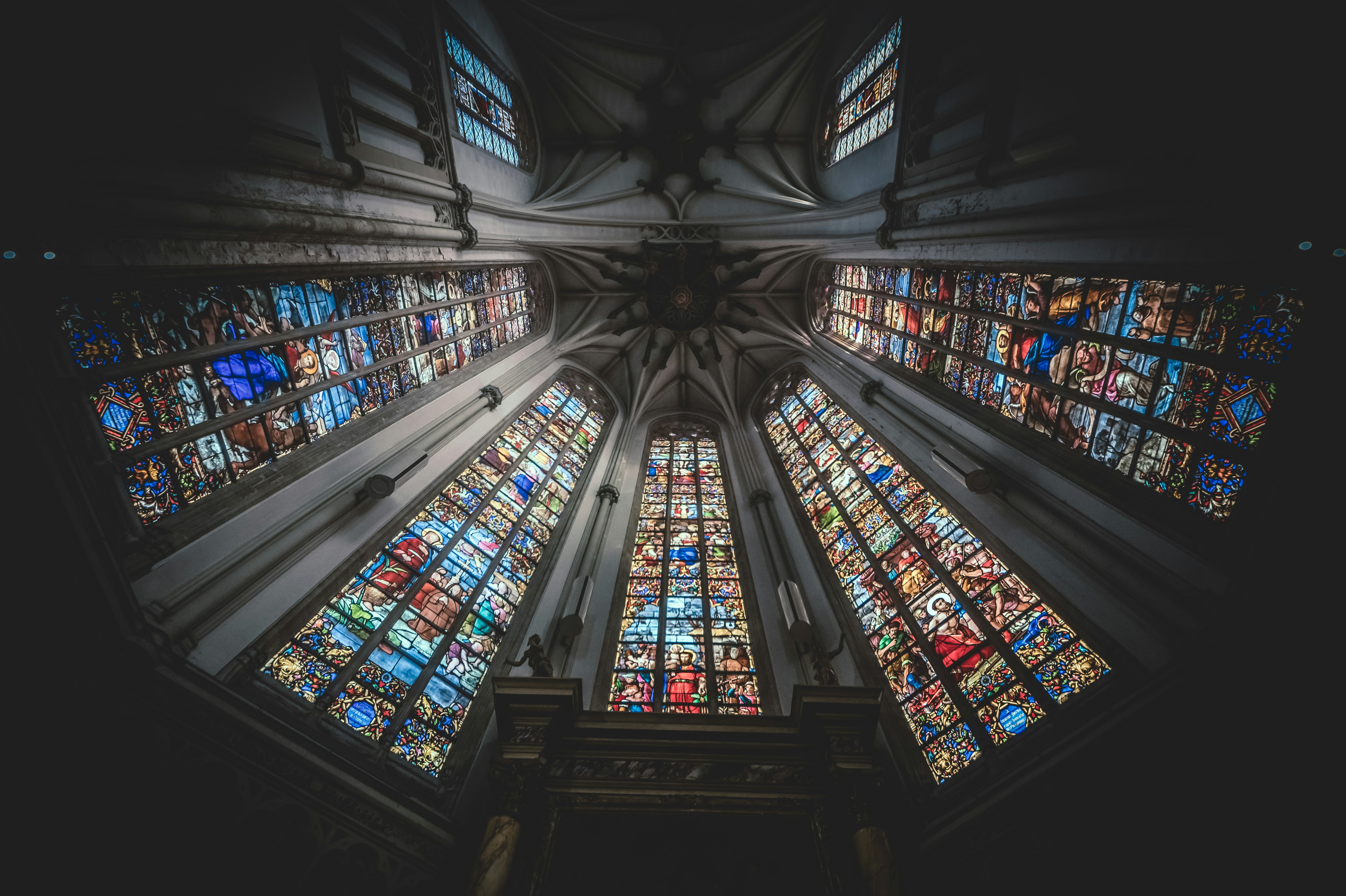 青赤白のステンドグラスの写真 Unsplashの無料グレー写真