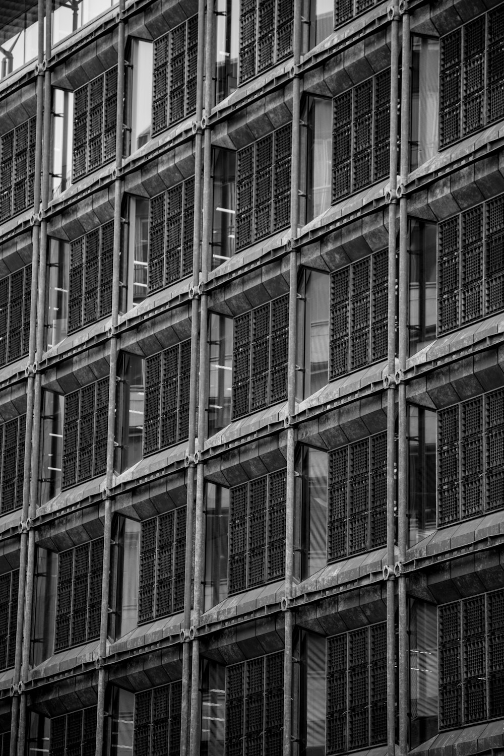 Foto en escala de grises de un edificio de hormigón