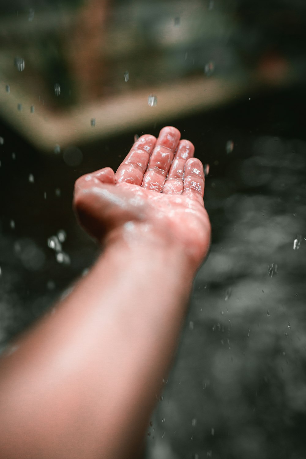 Personas con los pies en el agua