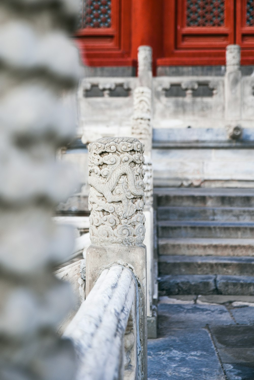 Graue Betonstatue auf grauer Betontreppe