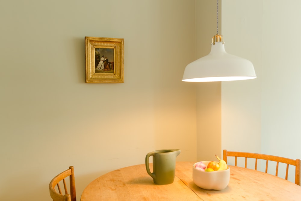 Taza de cerámica blanca sobre mesa de madera marrón