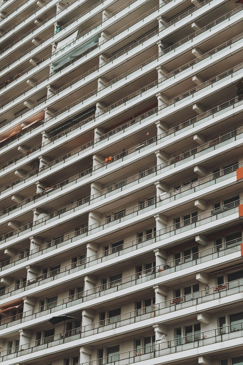 edificio in cemento bianco durante il giorno