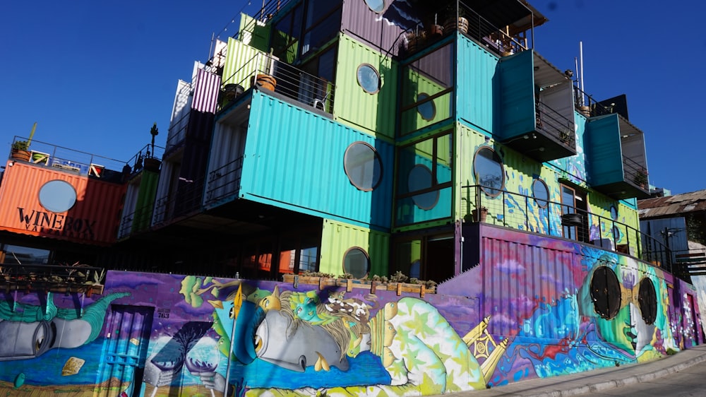 Edificio azul y negro con grafitis