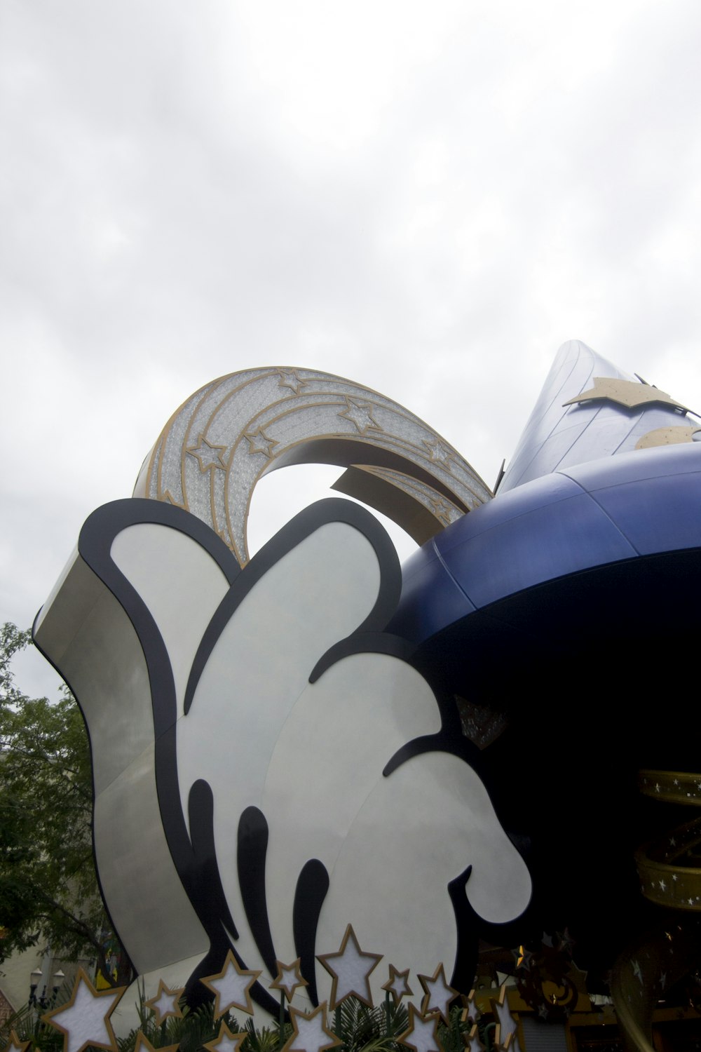 Statue d’oiseau blanc et noir