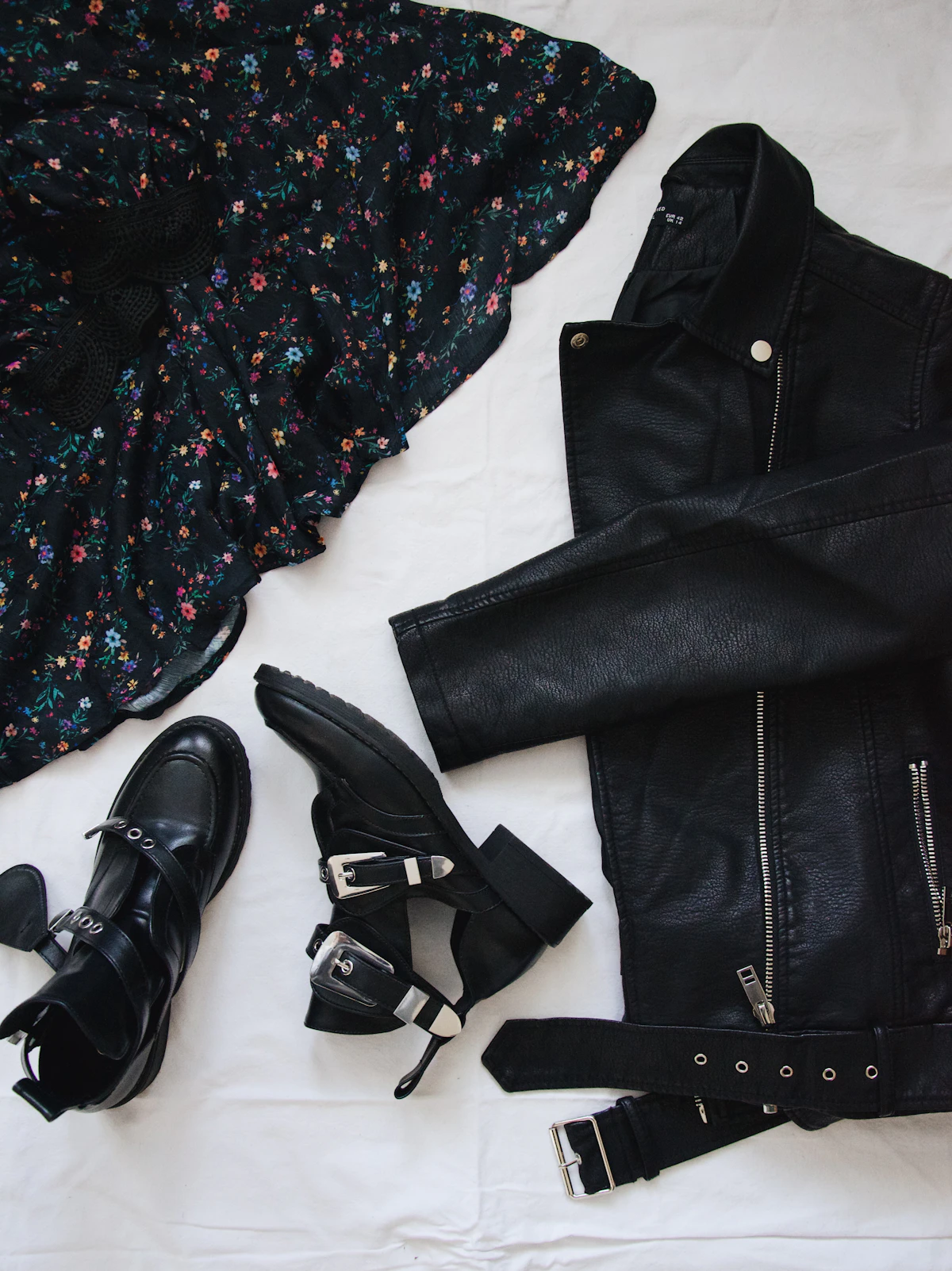 骨格ストレートに似合う服を見つけるイメージ - クローゼットの服