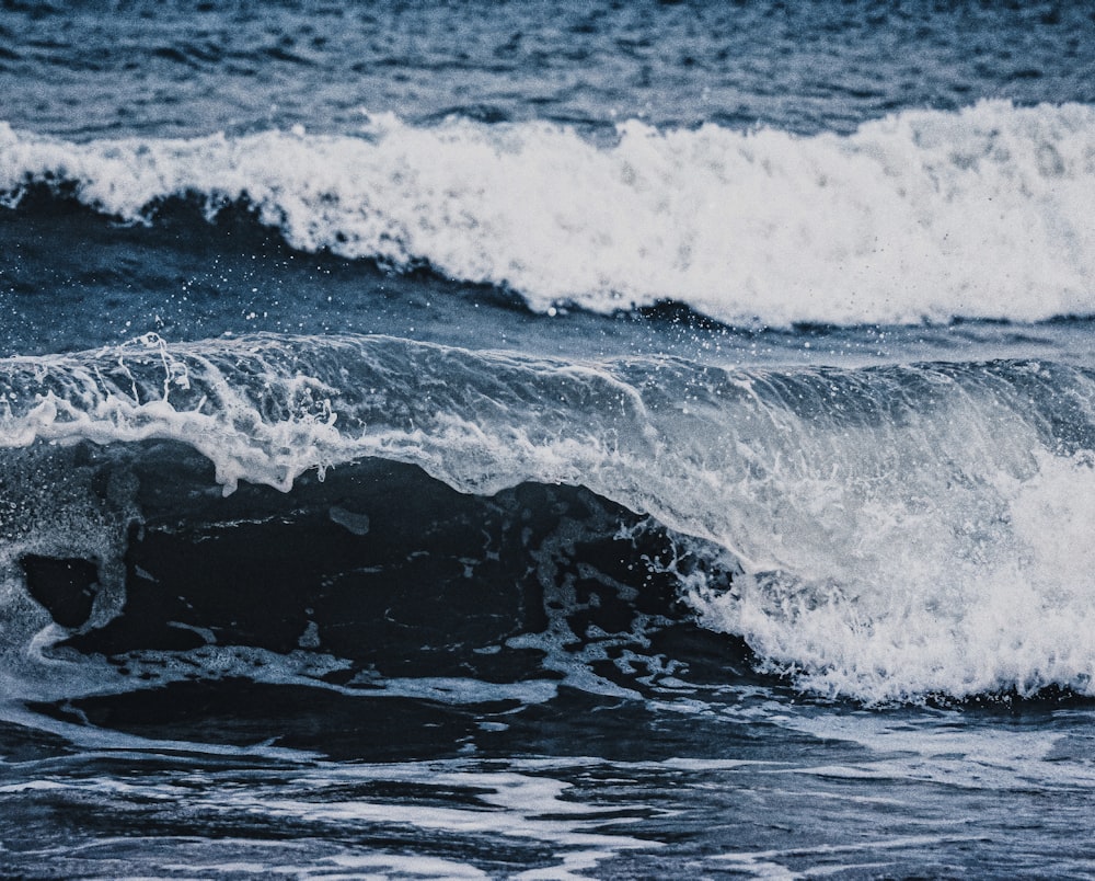 ocean waves crashing on shore during daytime