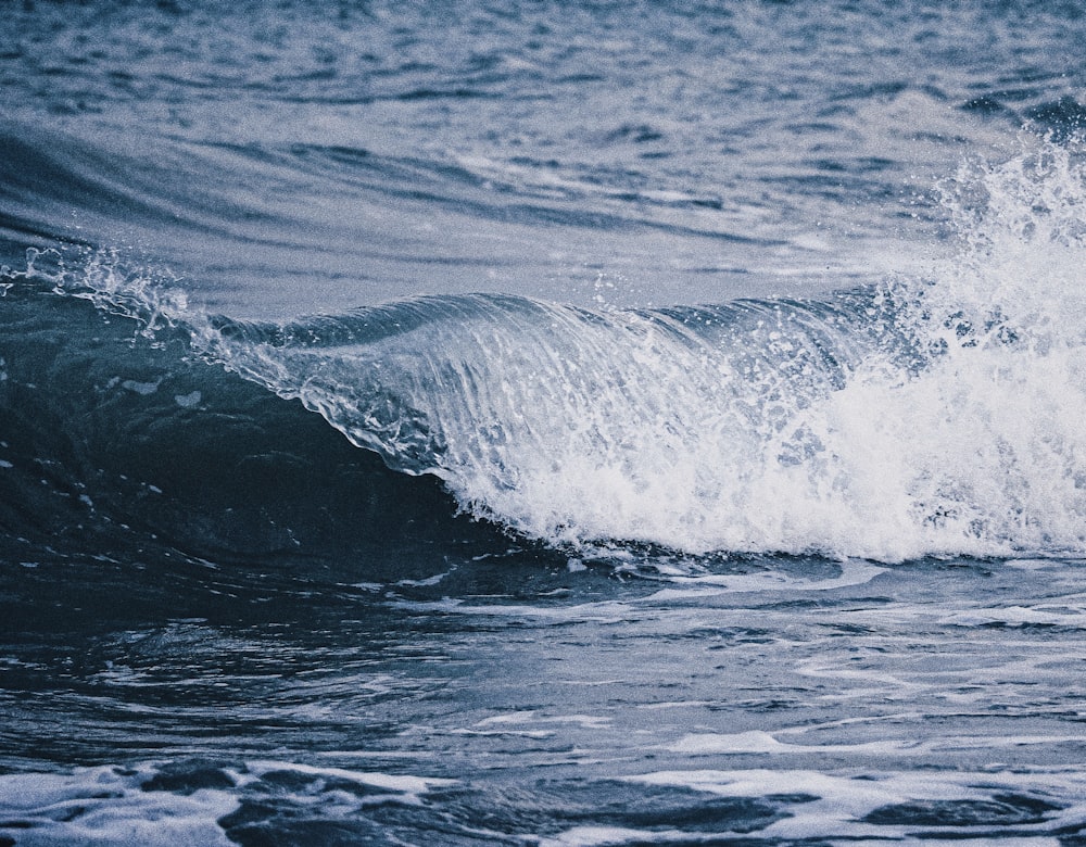 onde d'acqua sull'acqua blu dell'oceano durante il giorno