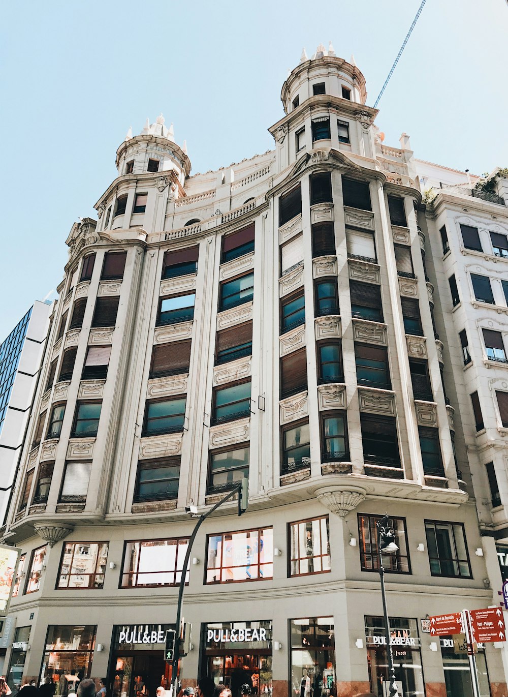 Edificio de hormigón blanco y azul