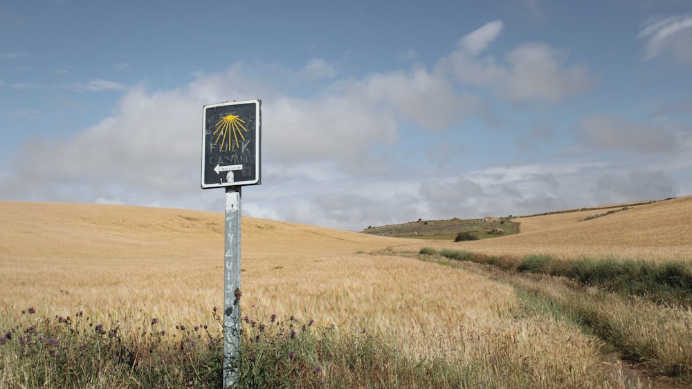 Cartel de prohibido fumar en el campo de hierba marrón bajo el cielo azul durante el día