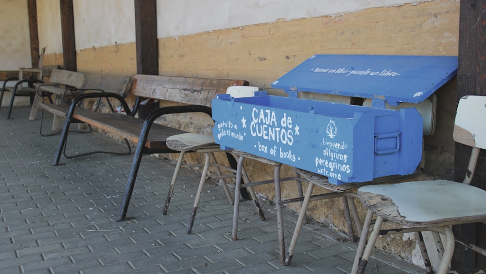 tavolo in legno blu e bianco