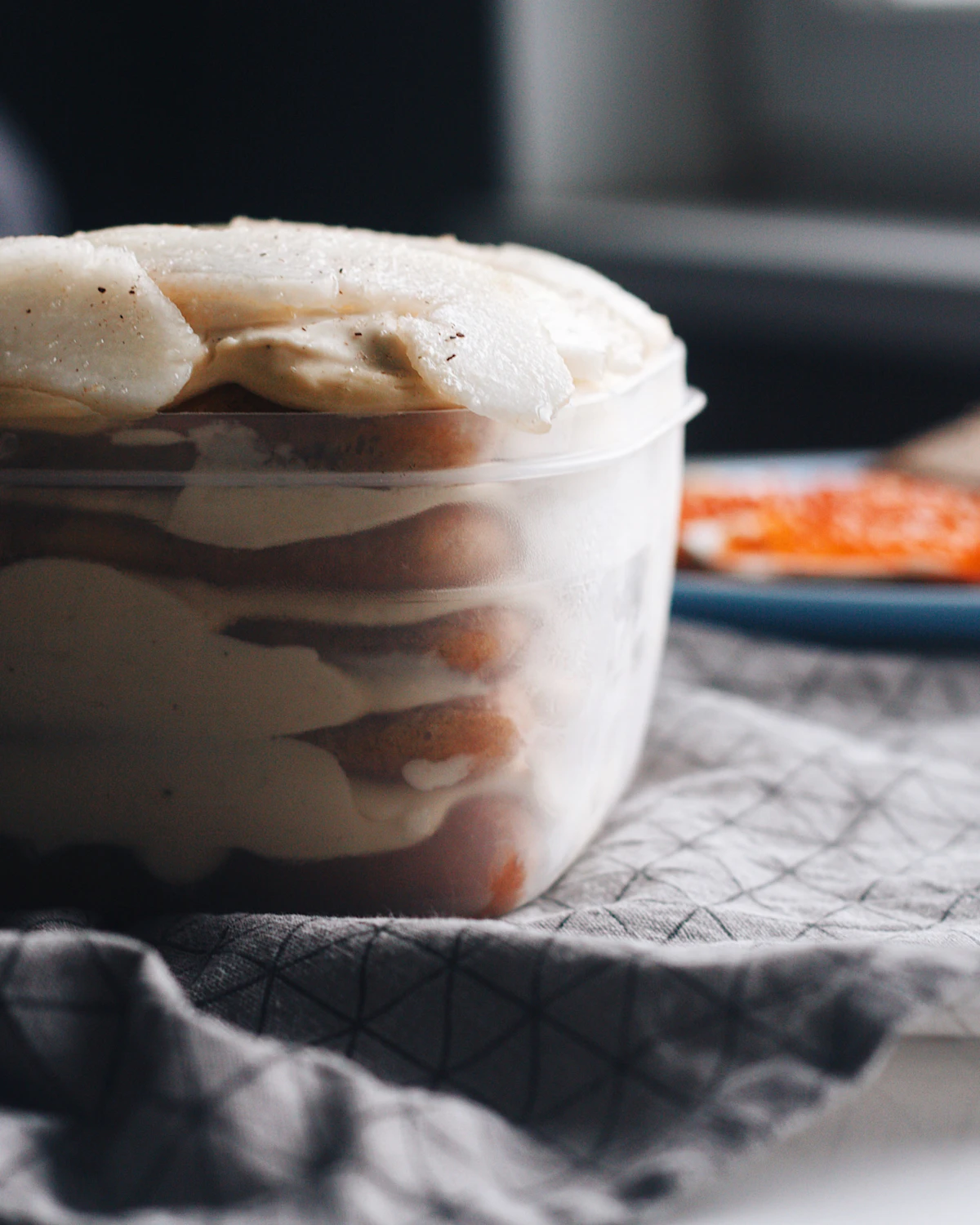 Domowe tiramisu z kremem mascarpone - włoski deser w szklanym naczyniu