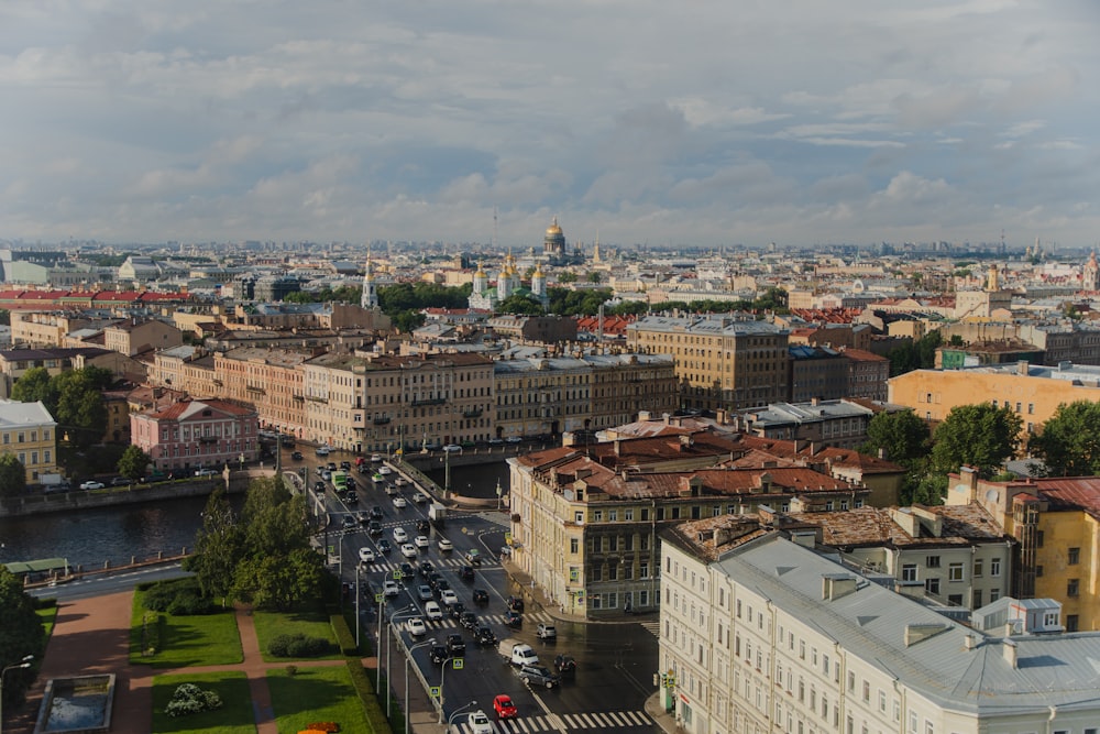 Una vista di una città da un edificio alto