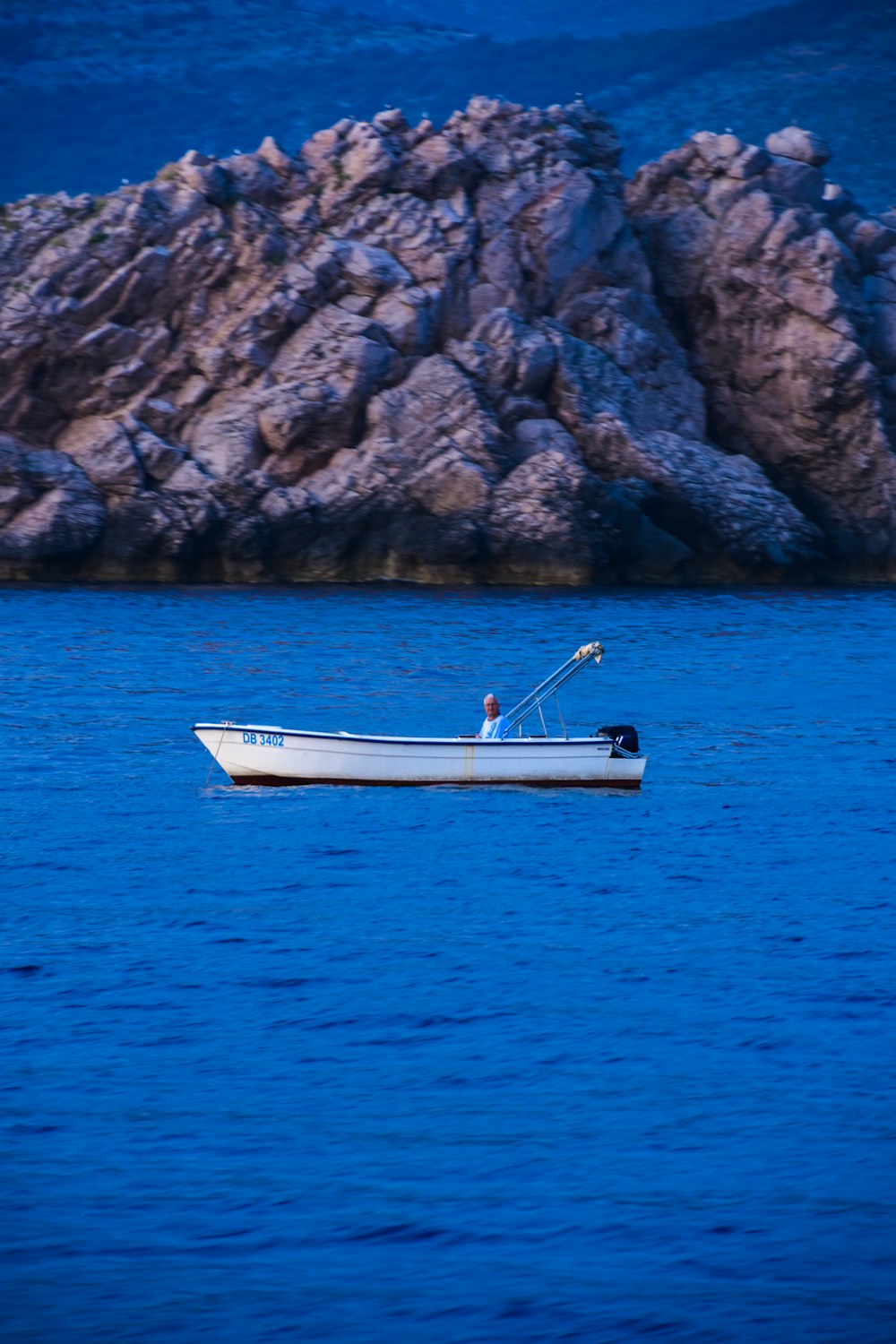 barca bianca e blu in mare durante il giorno