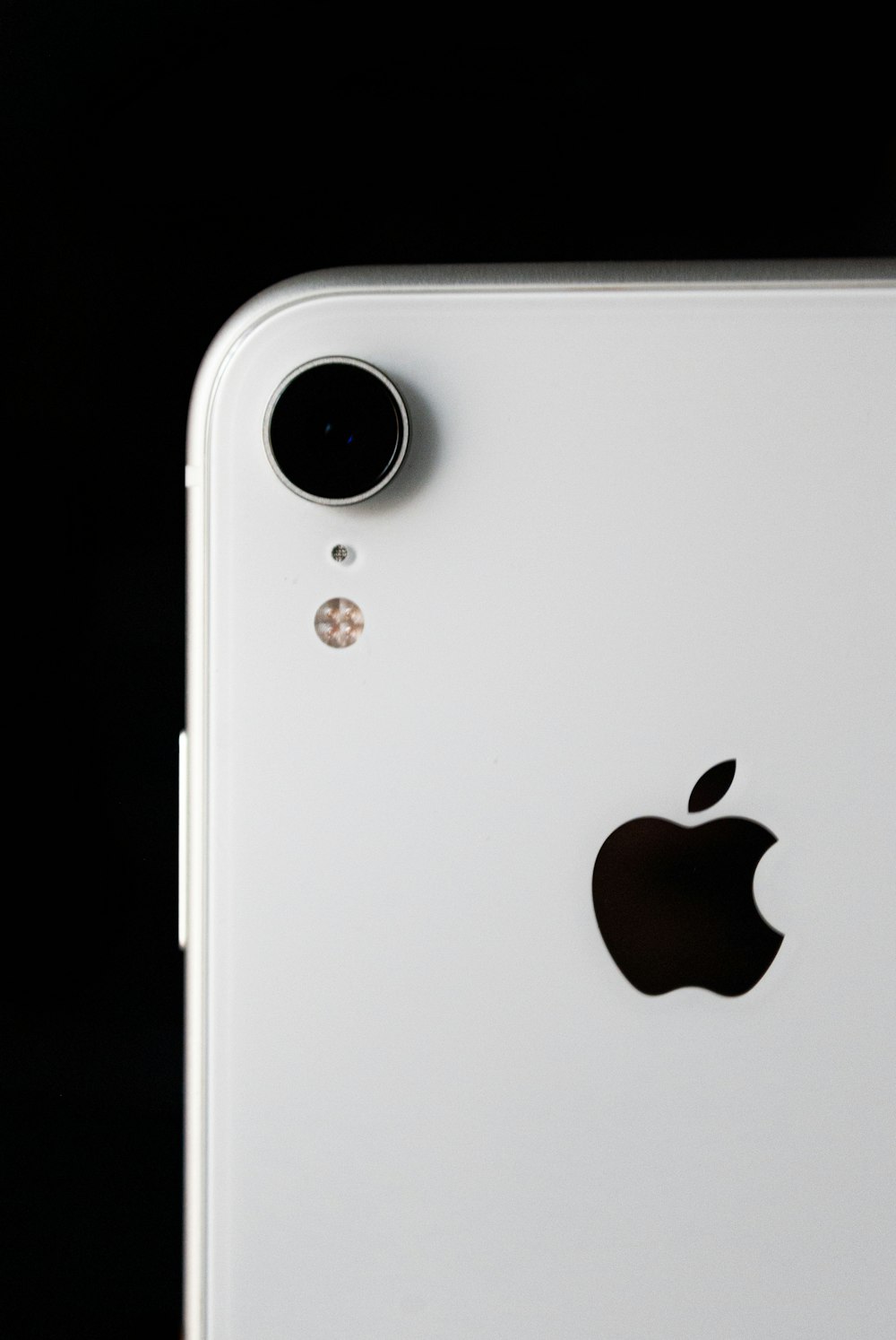 silbernes iPhone 6 mit weißer Hülle
