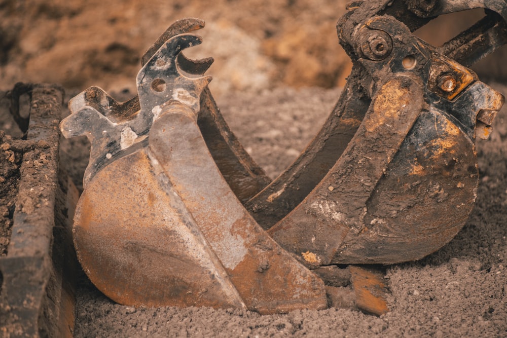 braunes Metallhufeisen auf braunem Boden