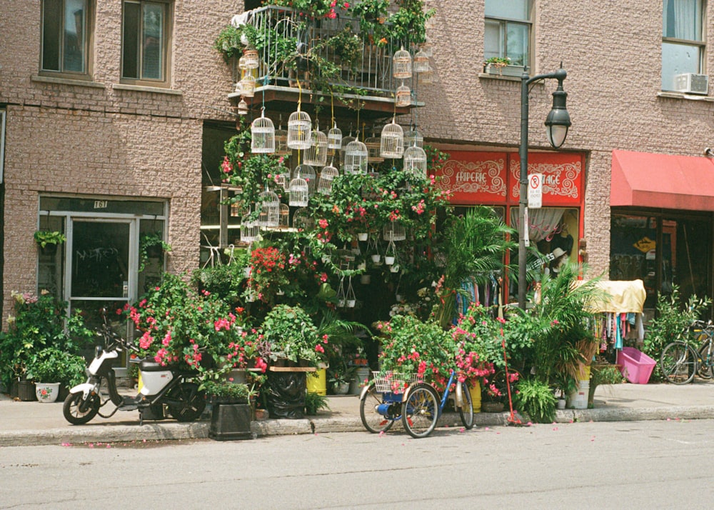 bicicletta parcheggiata accanto all'edificio in cemento rosso e marrone