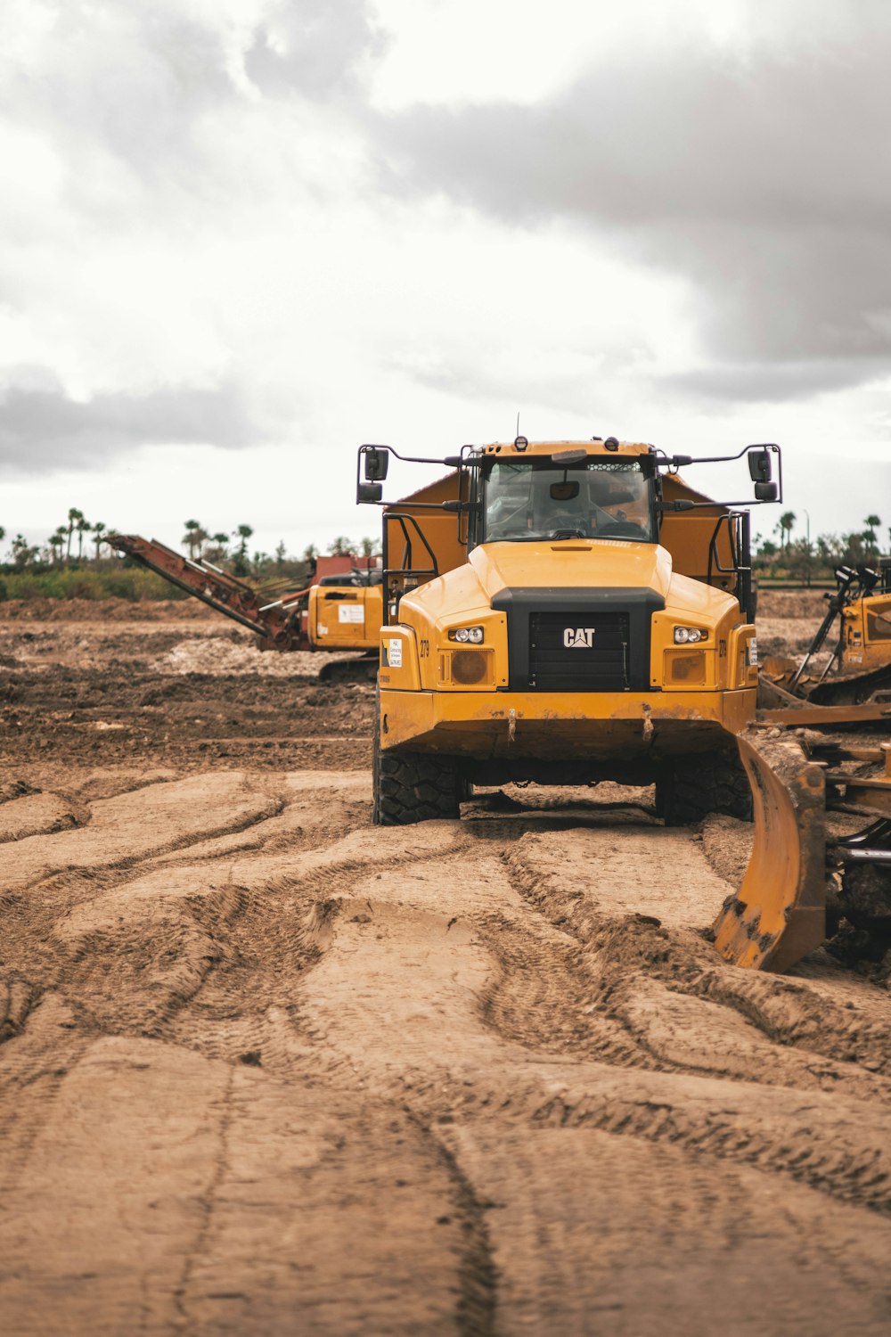 yellow and black heavy equipment