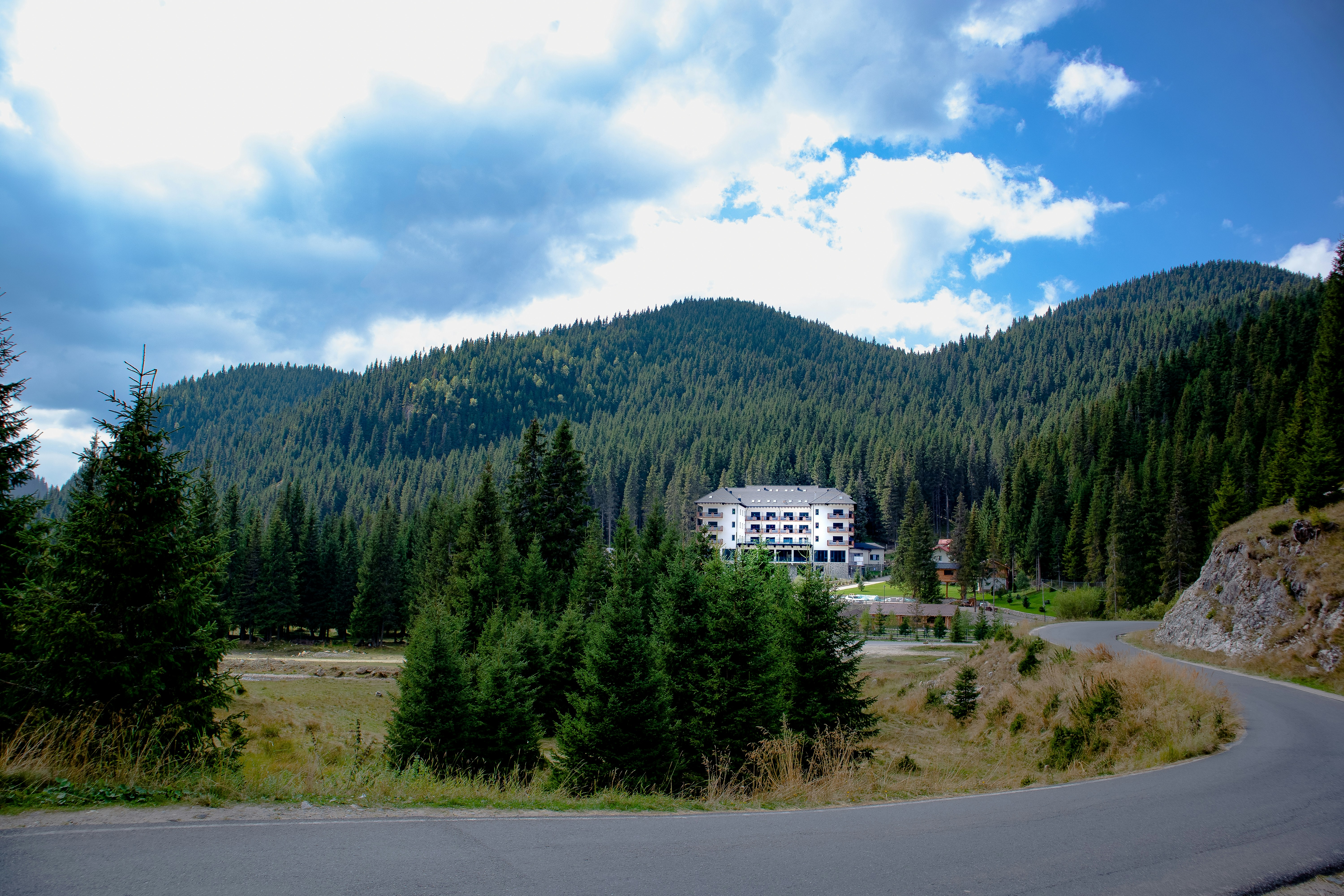 12 Budget Motel Booking Hacks for Mountain Road Trips