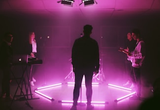 Videoclips, cubrimiento de musicales, videos musicales, ensayos en estudio, conciertos, festivales,