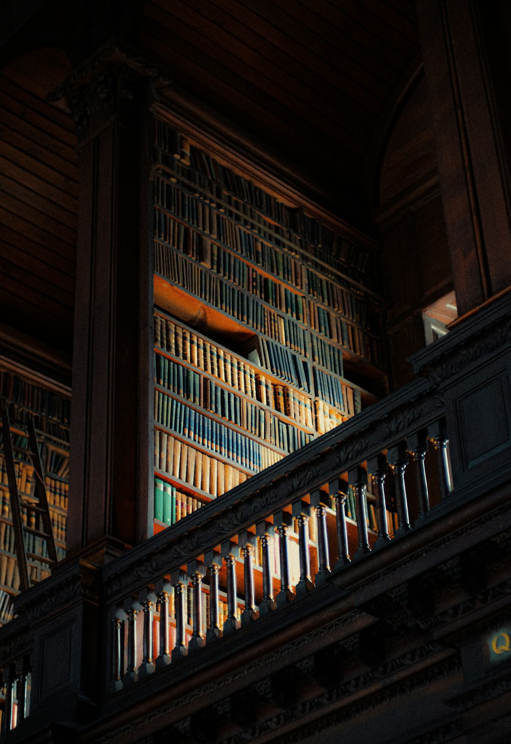Scaffali per libri in legno marrone in biblioteca