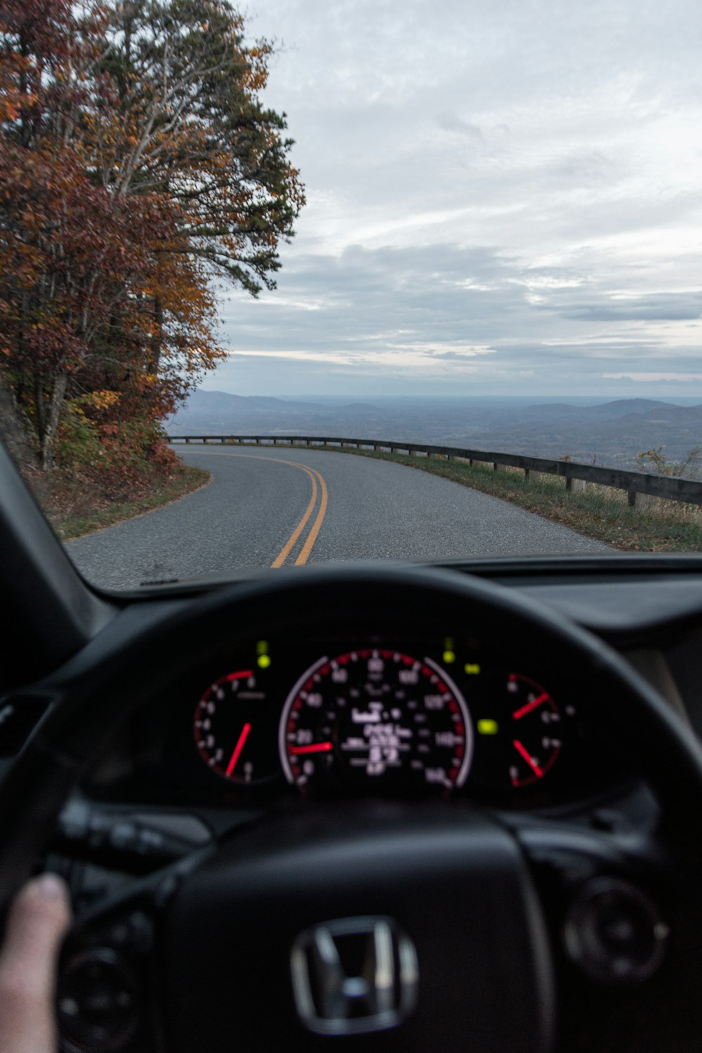 voiture sur la route pendant la journée