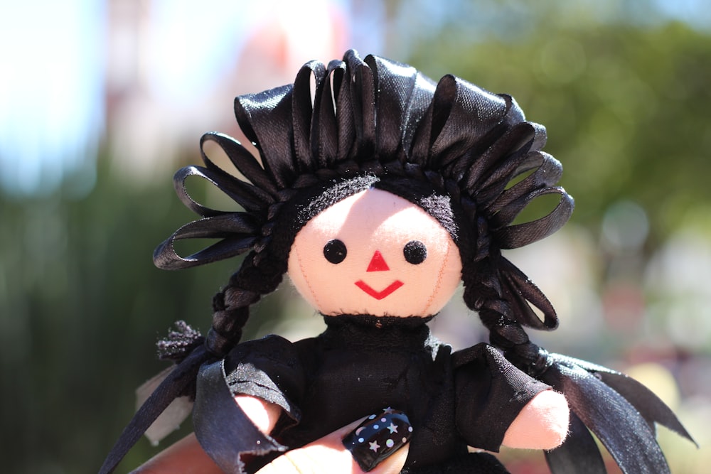 menina de cabelo preto na boneca do vestido preto e branco