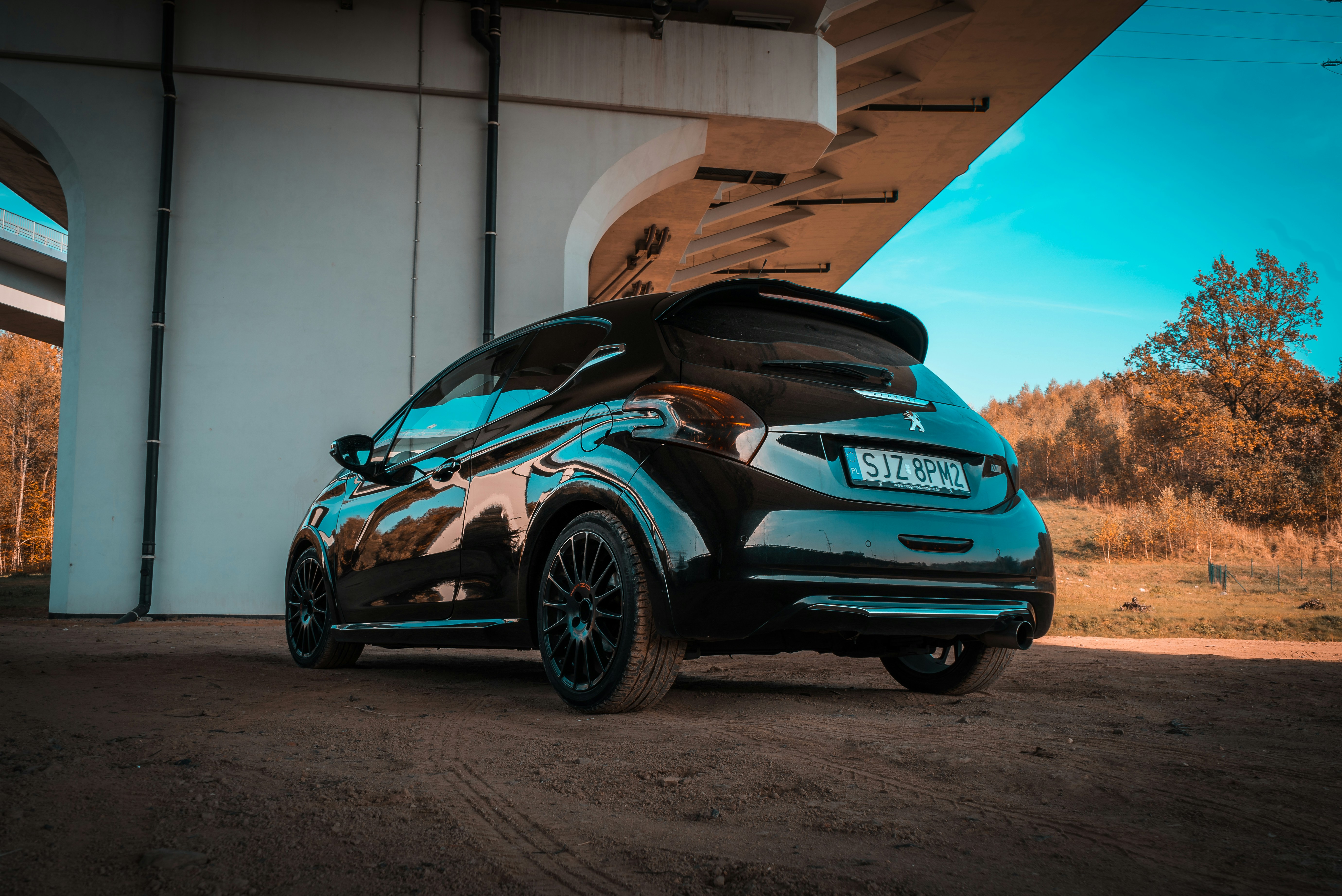 BMW M 3 coupé bleue garée sur un sol en béton gris pendant la journée