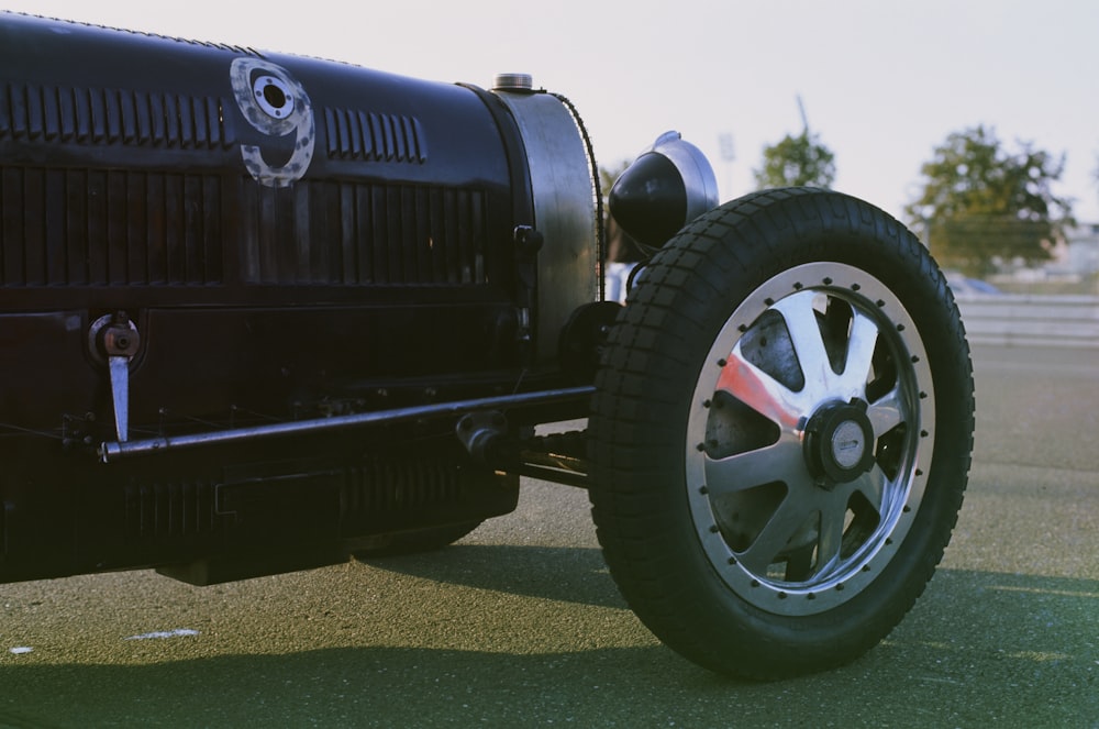 Schwarzer Oldtimer tagsüber auf grünem Rasenplatz