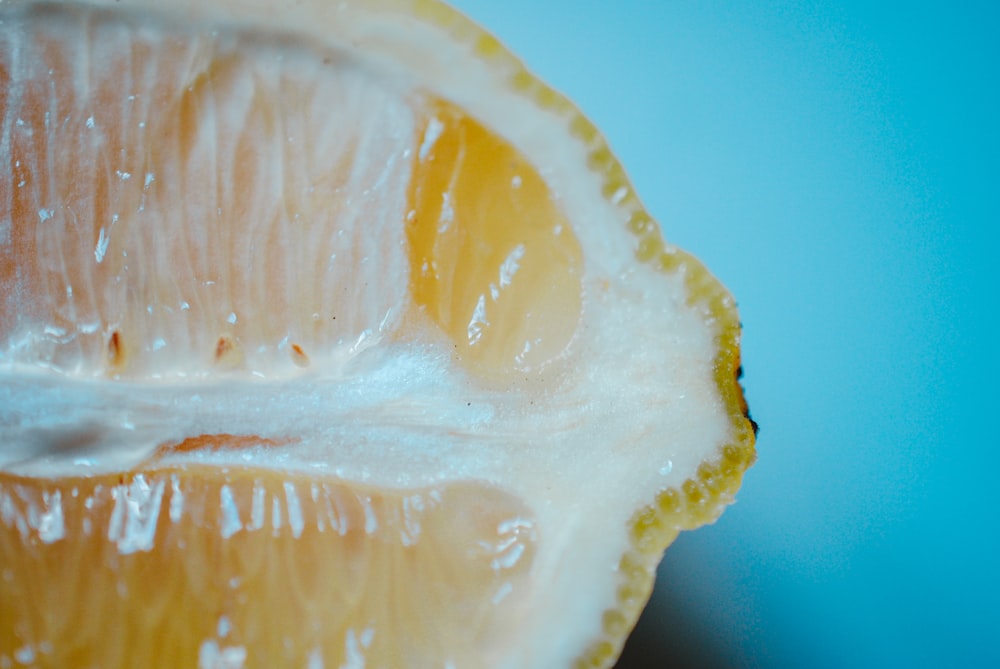 Fruta de limón en rodajas sobre superficie azul