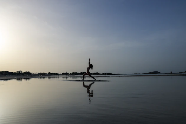Yoga na praia ao pôr do sol