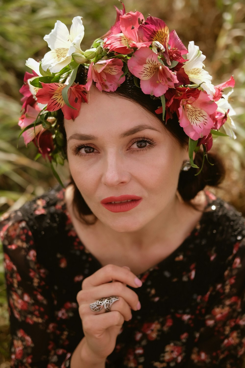 Foto mulher na camisa floral preta e branca com flor rosa e branca em sua  cabeça – Imagem de Flores no cabelo grátis no Unsplash