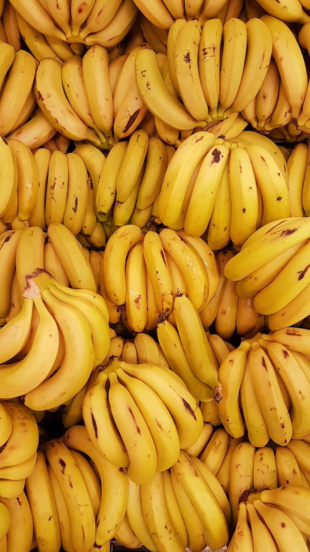 Banane jaune sur table en bois marron