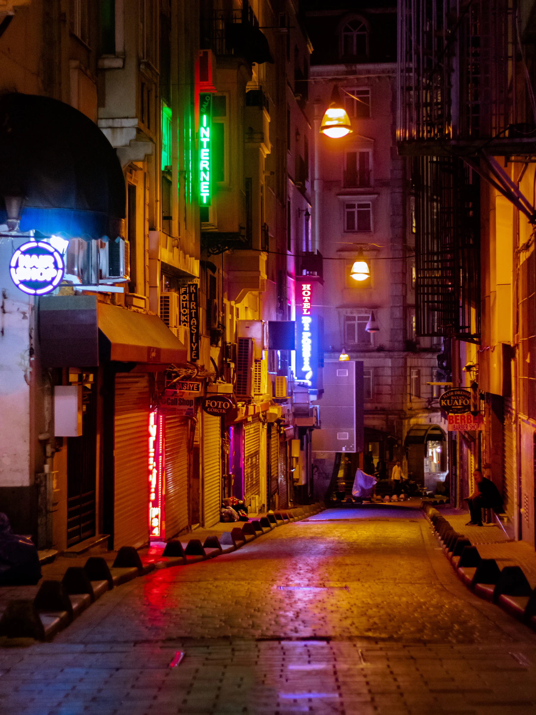 Gece yarısından sonra Şişli’de boş bir cadde ve sarı bir taksi.