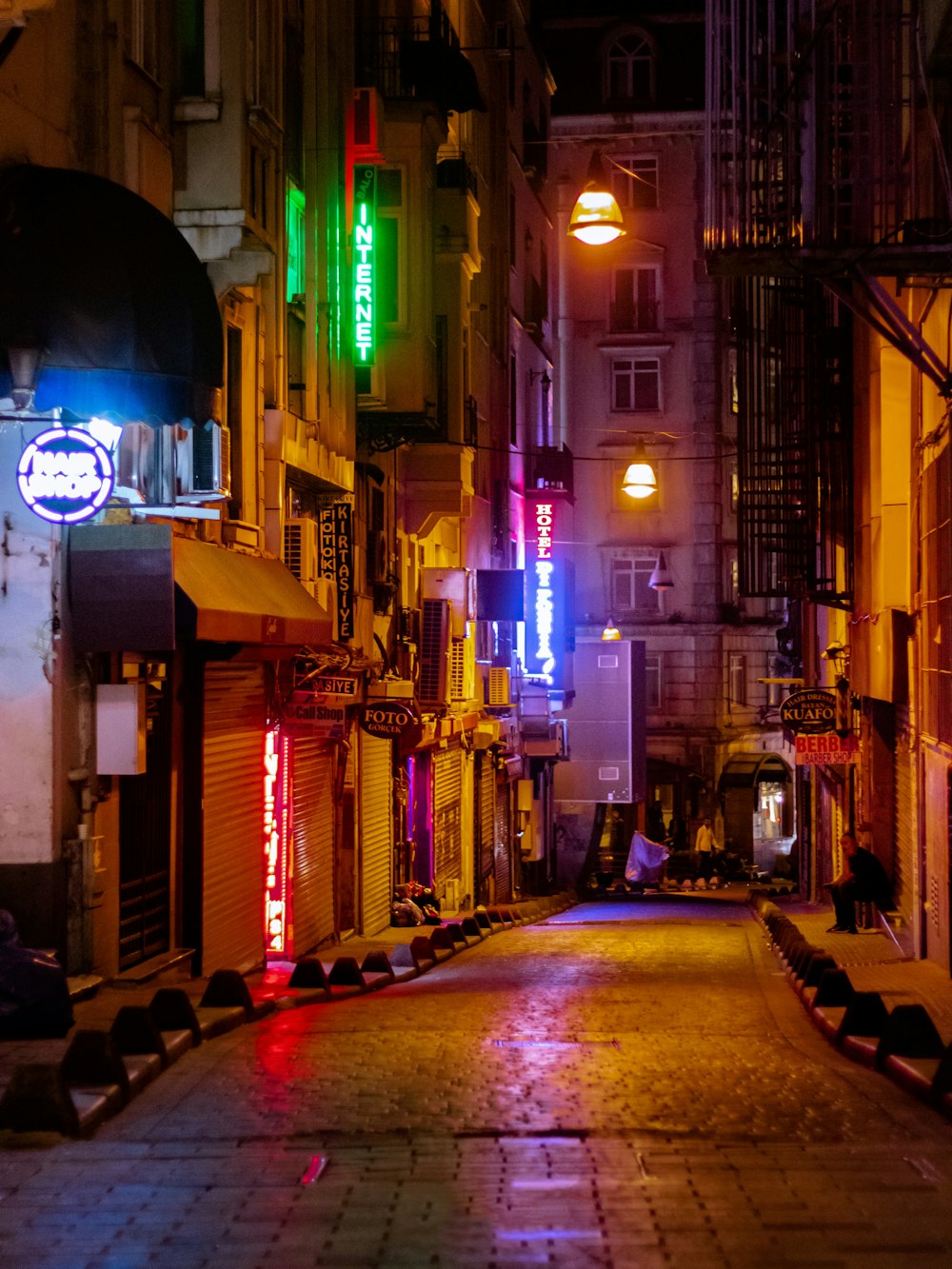 Personas que caminan por la calle durante la noche