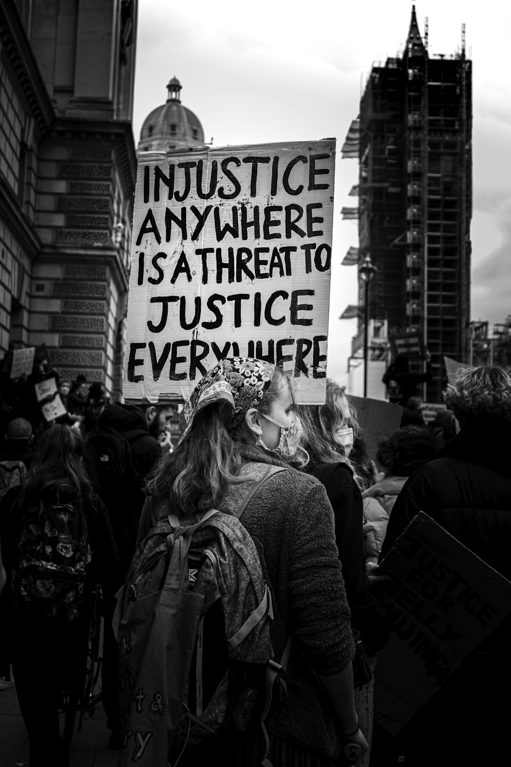 Photo en niveaux de gris de personnes marchant dans la rue