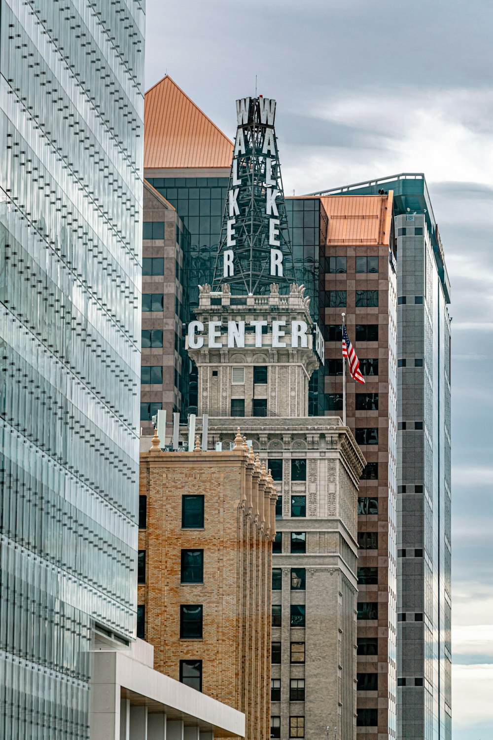 Edificio de hormigón marrón y blanco durante el día