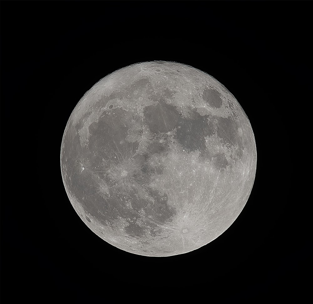 Luna llena en cielo nocturno oscuro