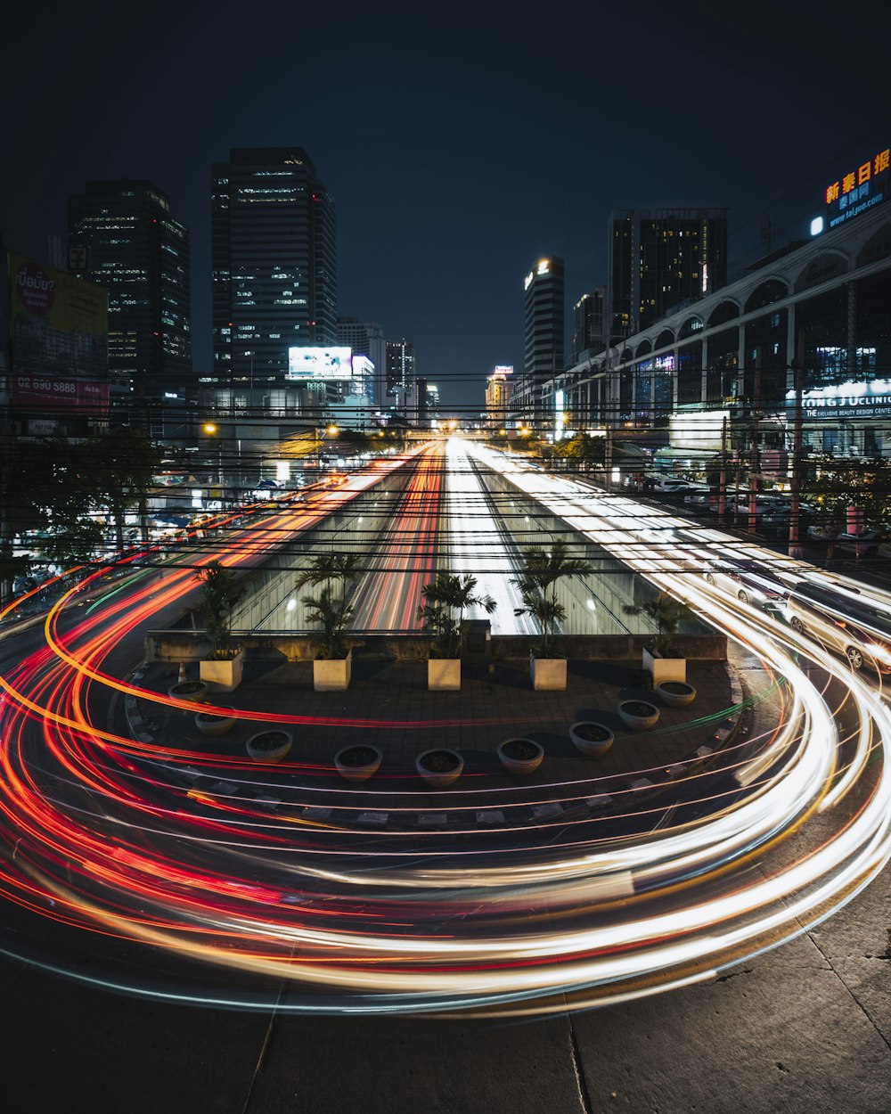 Fotografía de lapso de tiempo de automóviles en la carretera durante la noche