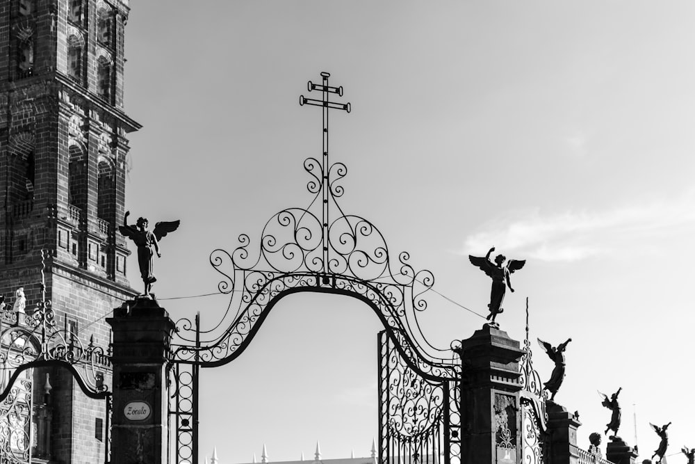 Puerta de metal negro en fotografía en escala de grises