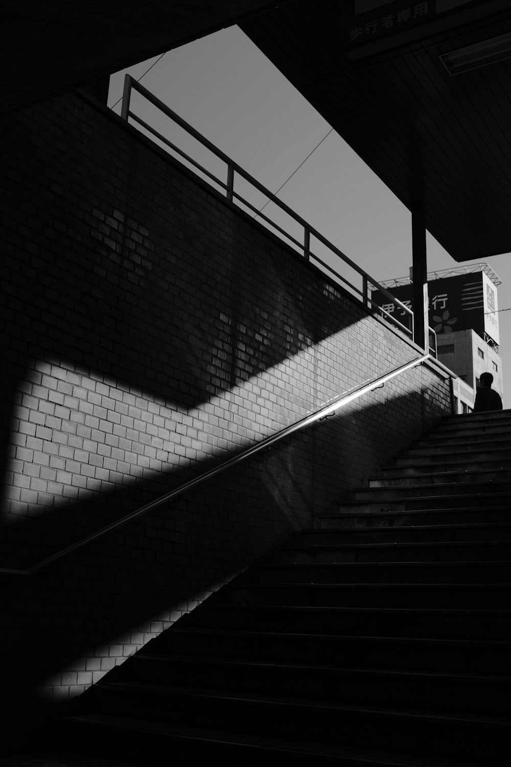 Foto en escala de grises de una escalera