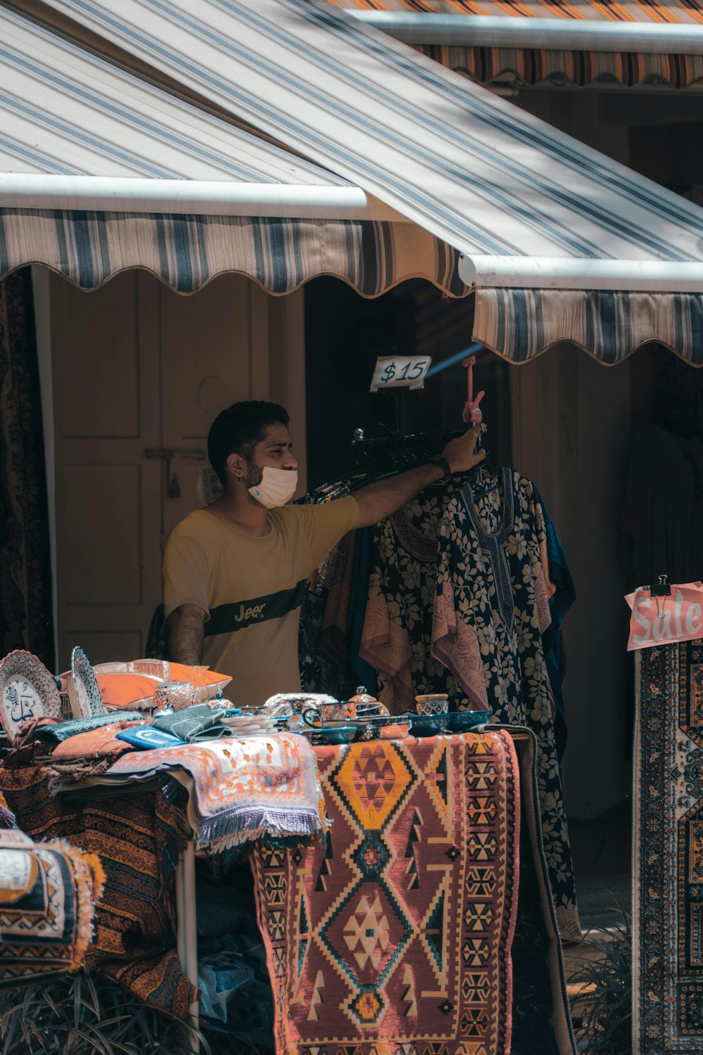 homme en polo marron debout à côté d’une femme en robe à fleurs noire et blanche