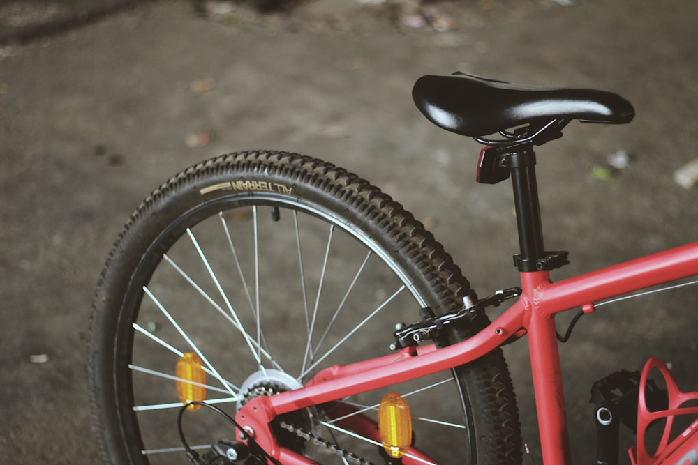 빨간색과 검은 색 자전거 바퀴