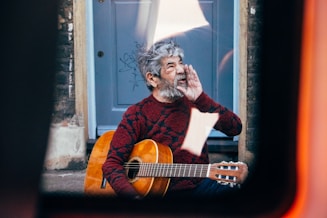 Gitárleckék időseknek: Soha nem késő elkezdeni