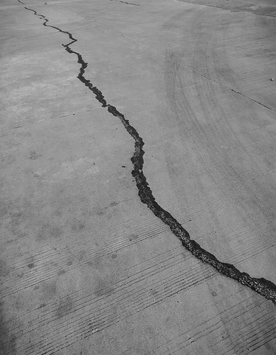 A 5 cm crack in the concrete caused by an earthquake.