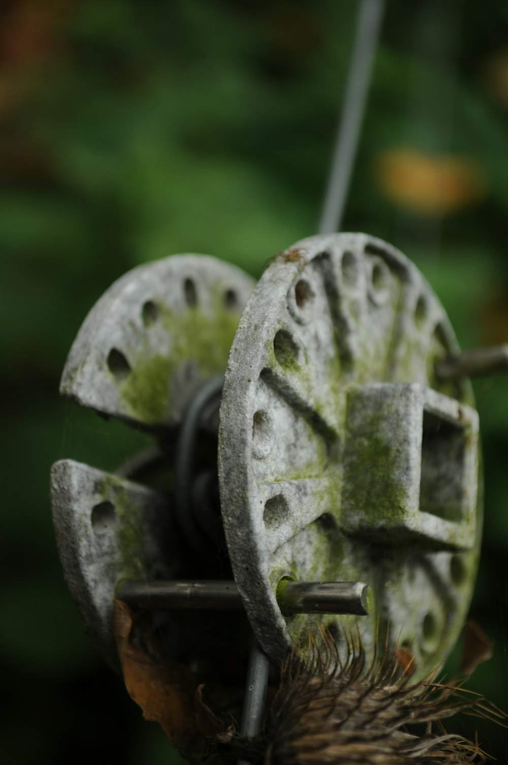 black metal wheel with brown rope