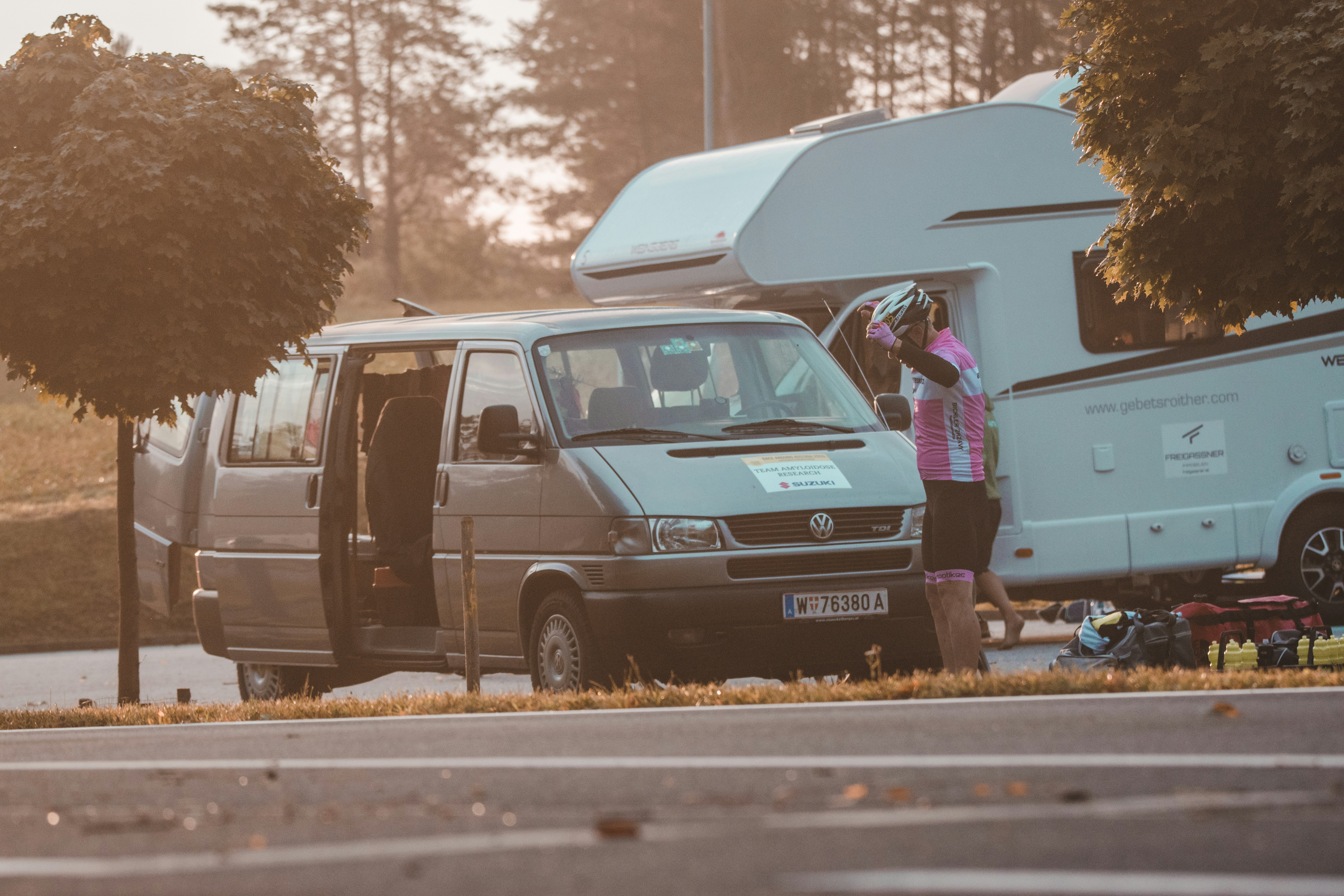 2 Männer stehen tagsüber neben einem weißen Lieferwagen Foto ...
