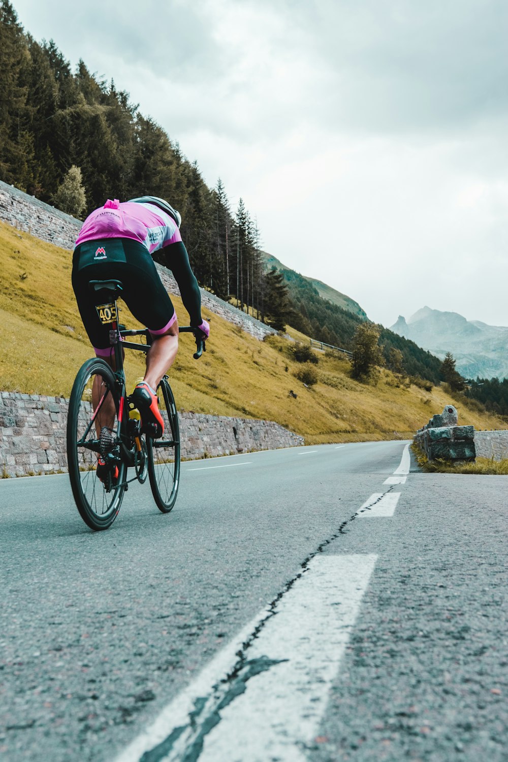 homme en noir et rouge casque de vélo équitation sur vélo de montagne rouge et noir sur gris